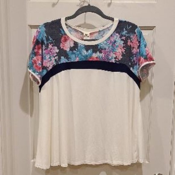 NWOT Sew in Love Flowy Top with Flowers Size Small - Picture 1 of 3